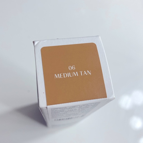 Huda Beauty Glow wish Skin Tint Medium Tan 06 - Picture 4 of 6